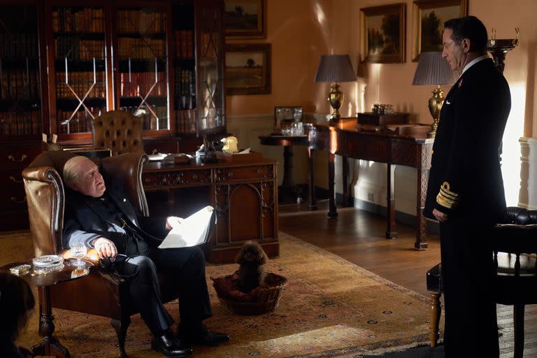 El Almirante James Godfrey (Jason Isaacs), uno de los grandes escépticos del éxito de la Operación Carne Picada, presenta la estrategia al Primer Ministro Winston Churchill (Simon Russell Beale)