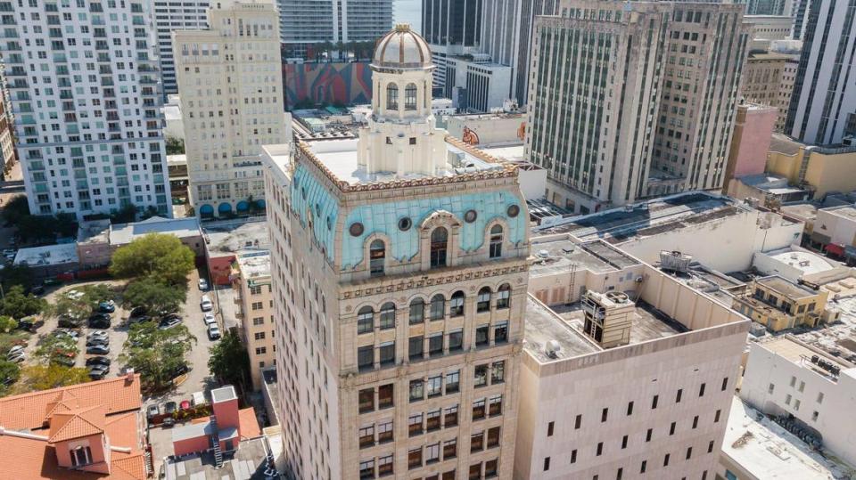 Vista aérea del Security Building, en el downtown de Miami, Florida, el miércoles 6 de abril de 2022. El edificio está siendo convertido de la antigua sede de WeWork en un edificio de oficinas apto para múltiples empresas.