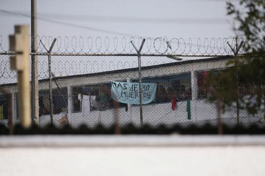 Foto de archivo. Un cartel en el que se lee "Más de 30 muertos" se ve colgado de las ventanas de las celdas de la cárcel La Modelo de Bogotá