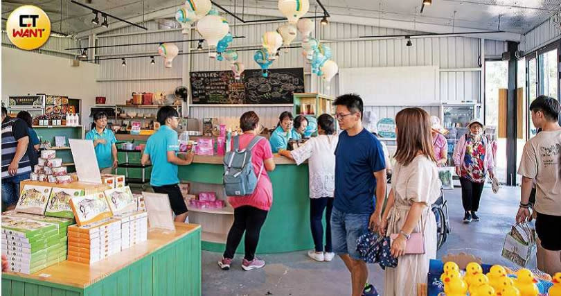 去年在漁光島新設的「來趣漁光島」，店面供水上活動、DIY旅客使用。（圖／宋岱融攝）