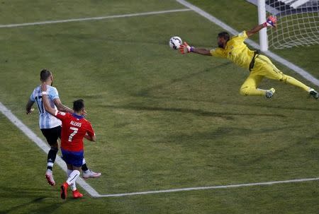 Argentina's goalie Sergio Romero lunges to stop a shot by Chile's Alexis Sanchez (7) as Argentina's Nicolas Otamendi looks on during their Copa America 2015 final soccer match at the National Stadium in Santiago, Chile, July 4, 2015. REUTERS/Ueslei Marcelino