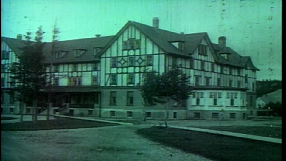 The Glynmill Inn was first built in 1924 to house engineers and managers constructing the paper mill. It became a hotel in 1925. 