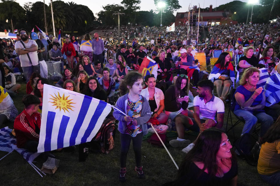 Simpatizantes del candidato presidencial del partido oficialista Frente Amplio, Daniel Martínez, participan en un evento cultural en Montevideo, Uruguay, el martes 19 de noviembre de 2019. (AP Foto/Matilde Campodonico)