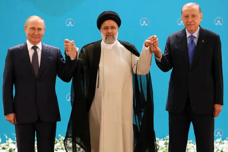 El presidente ruso Vladimir Putin, el presidente iraní Ebrahim Raisi y el presidente turco Recep Tayyip Erdogan posan para una foto antes de una reunión trilateral sobre Siria en Teherán el 19 de julio de 2022. 