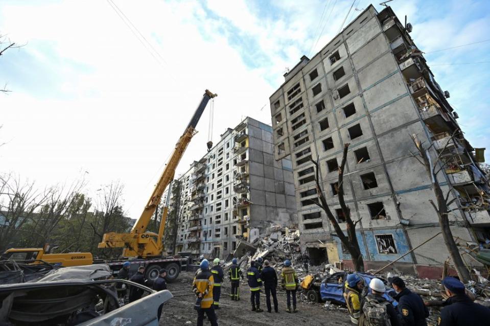 烏克蘭南部城市札波羅熱遭到俄羅斯飛彈攻擊，導彈擊中一座住宅。（路透）