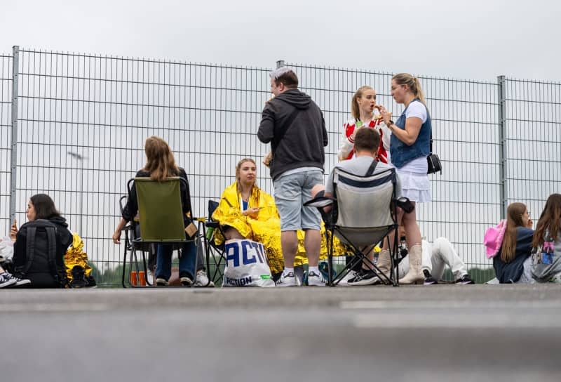 The first visitors are standing at the entrance to the Veltins Arena in Gelsenkirchen, where the concert of the singer Taylor Swift takes place tonight. First German concert of the singer Taylor Swift as part of her "The Epoch Tour" Further concerts in Germany will follow on July 23 in Hamburg and on July 27 in Munich. Guido Kirchner/dpa