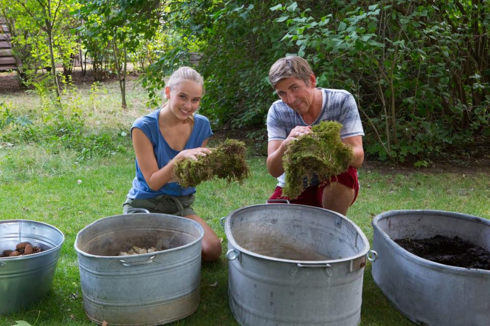 Fritz Fuchs (Guido Hammesfahr) und Kim Paschulke (Lina Hüesker) wollen gemeinsam eine abenteuerliche Wohlfühloase bauen. (Bild: ZDF/Zia Ziarno)