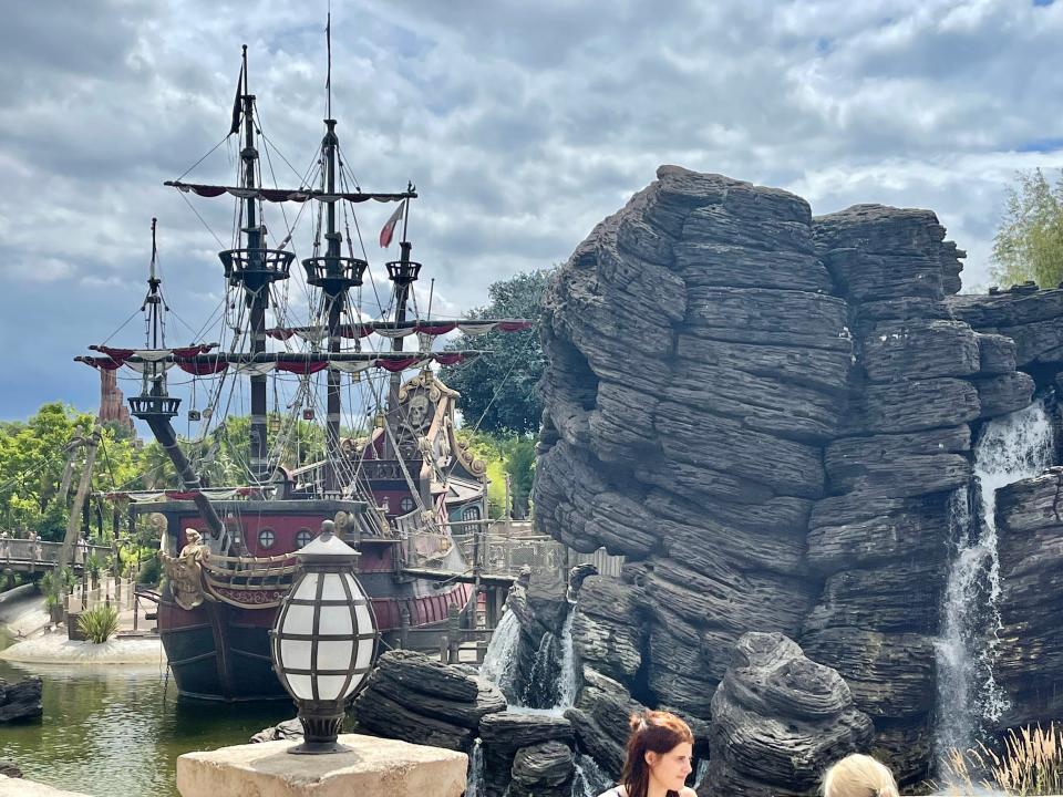 big ship in the pirate land at disneyland paris