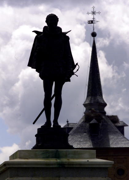 La estatua de Miguel de Cervantes ubicada en la plaza que lleva su nombre en Alcalá de Henares (Madrid), su ciudad natal, en una imagen captada el 23 de abril del año 1999 (AFP/Archivos | Eric Cabanis)