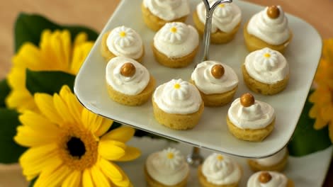 Daisy's Mini Lemon Cakes