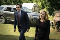 <p>Aber natürlich war auch nach dem Ende von "Akte X" die Wahrheit noch immer irgendwo da draußen. Und so suchten 14 Jahre später Agent Scully (Gillian Anderson) und Agent Mulder (David Duchovny) weiter nach Außerirdischen und Regierungsverschwörungen. Nach zwei Staffeln endete das sehenswerte Comeback, nachdem Anderson ihren Ausstieg ankündigte. (Bild: Fox)</p> 