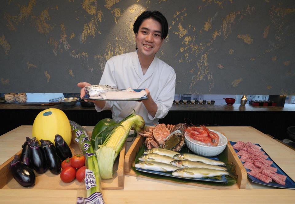 西村手持的太刀魚，是其中一款由東京每日運到的魚類。
