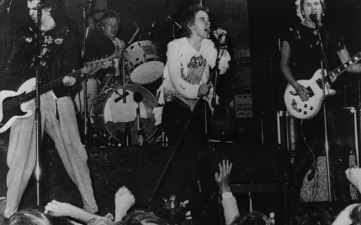 "God Save The Queen" von den Sex Pistols ist ordentlich böse: Die Provokation gelang, 1977 wurde die Punk-Hymne zum Hit. (Bild: eystone Features / Getty Images)