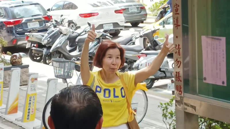 黃衣婦人在東門市場嗆郭台銘賣國賊。