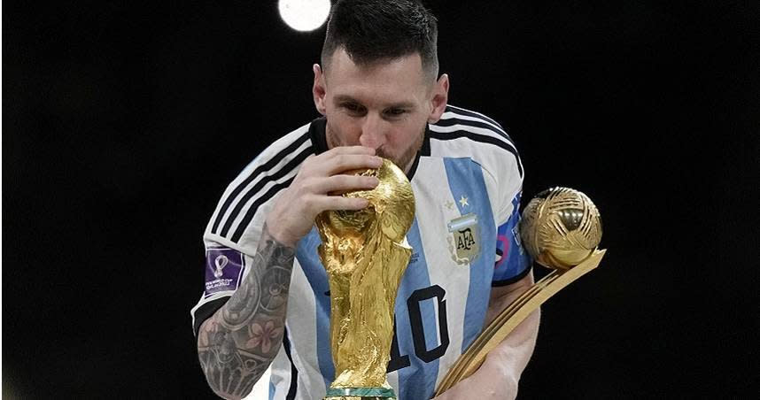 梅西終於完成願望，帶領阿根廷隊獲得足球世界盃冠軍。（圖／達志／美聯社）