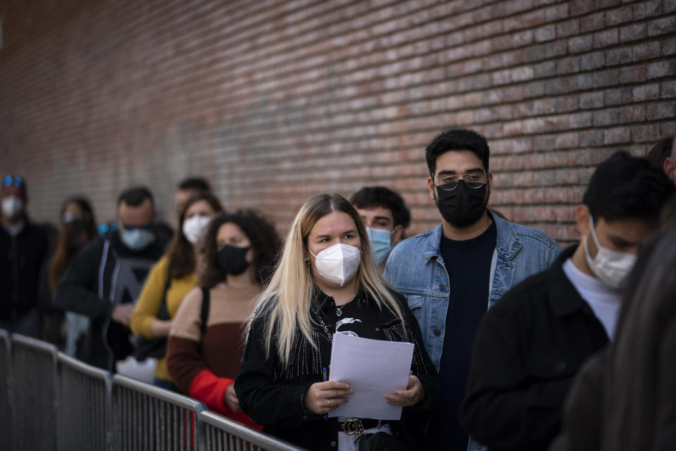 Personas forman cola en las afueras de un club para someterse a pruebas rápidas de coronavirus antes de un concierto en Barcelona el sábado, 27 de mazo del 2021. (AP Foto/Emilio Morenatti)