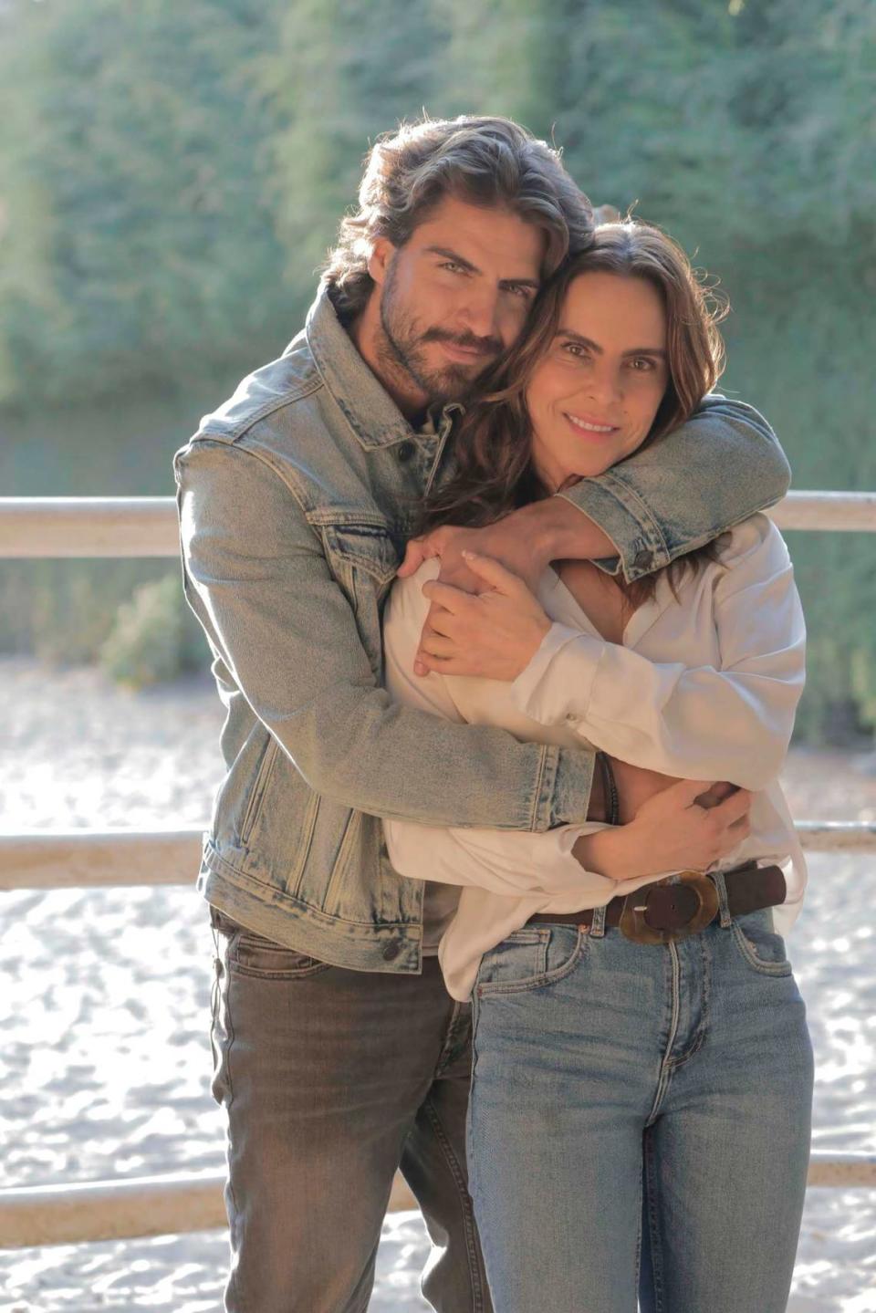 Maxi Iglesias y Kate del Castillo protagonizan ‘Volver a caer’, “que constará de seis capítulos y solamente tendrá una temporada”, anunció la artista.