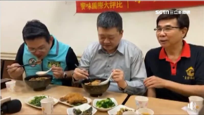 民進黨籍議員何博文（中）開直播挺牛肉麵店。