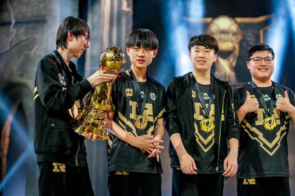 知名中國選手Uzi（右一）曾效力於RNG。 圖：翻攝自LoL Esports推特