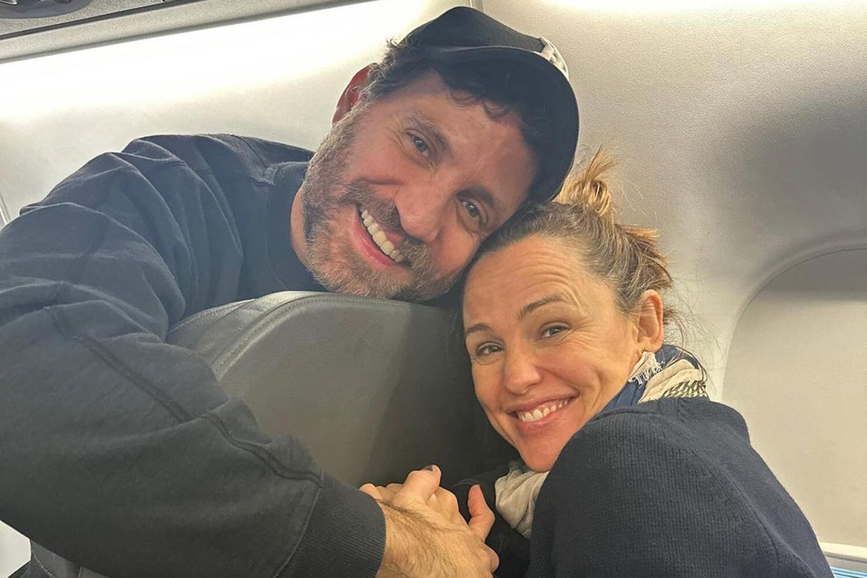Jennifer Garner Surprised On Plane As She's Seated Next to 'Movie Husband' Edgar Ramirez