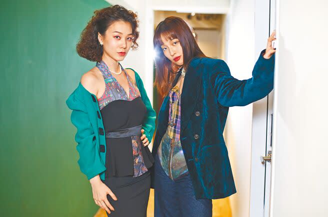 許乃涵（左）與王渝萱在《小藍》演出母女檔，兩人都有情慾戲挑戰。   （陳俊吉攝）
