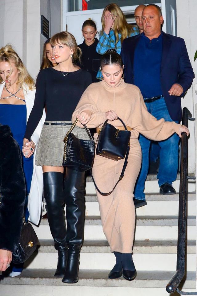Selena Gomez revive su vestido plateado en una foto con Cara Delevigne
