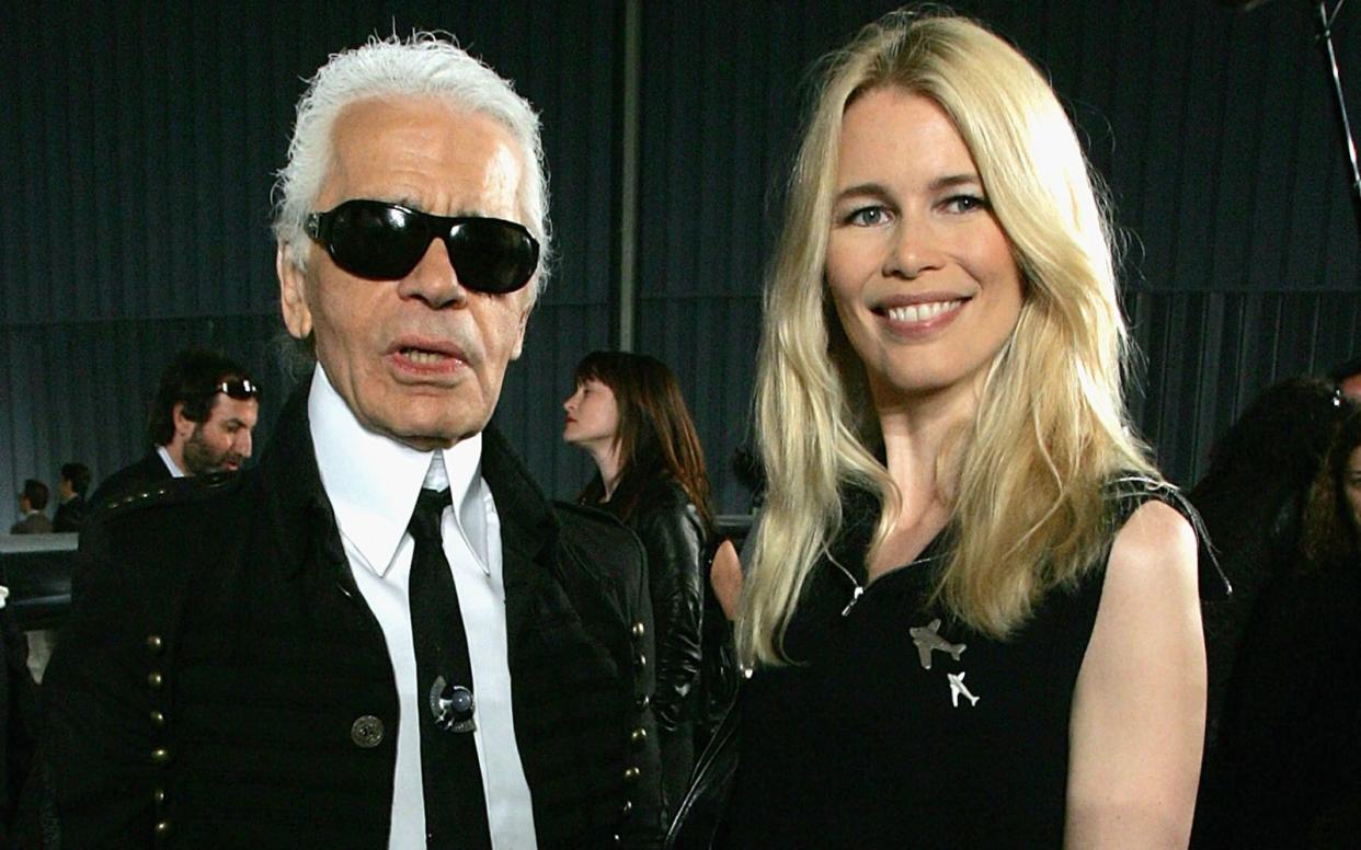 Claudia Schiffer galt als Muse des Chanel-Modeschöpfers Karl Lagerfeld. In zwei Instagram-Beiträgen erinnerte das Model nun an den 2019 verstorbenen Designer. (Bild: 2007 Getty Images for Chanel/Mark Mainz)