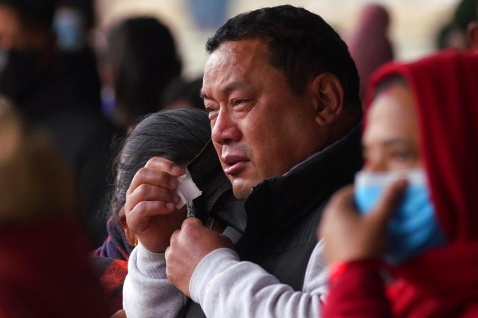 Un hombre llora mientras espera recibir el cuerpo de una víctima de un accidente aéreo, en un hospital de Pokhara, Nepal, el lunes (AP)