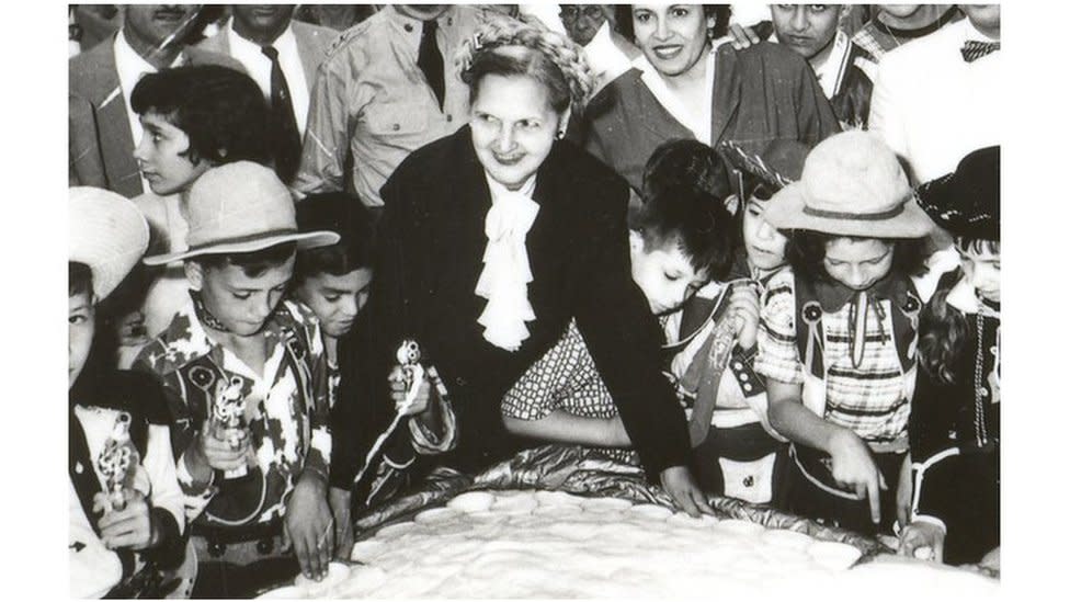 Doña Fela jugando en la actividad de la nieve en Puerto Rico