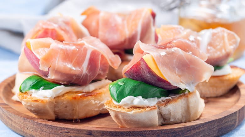 Peach bruschetta with prosciutto