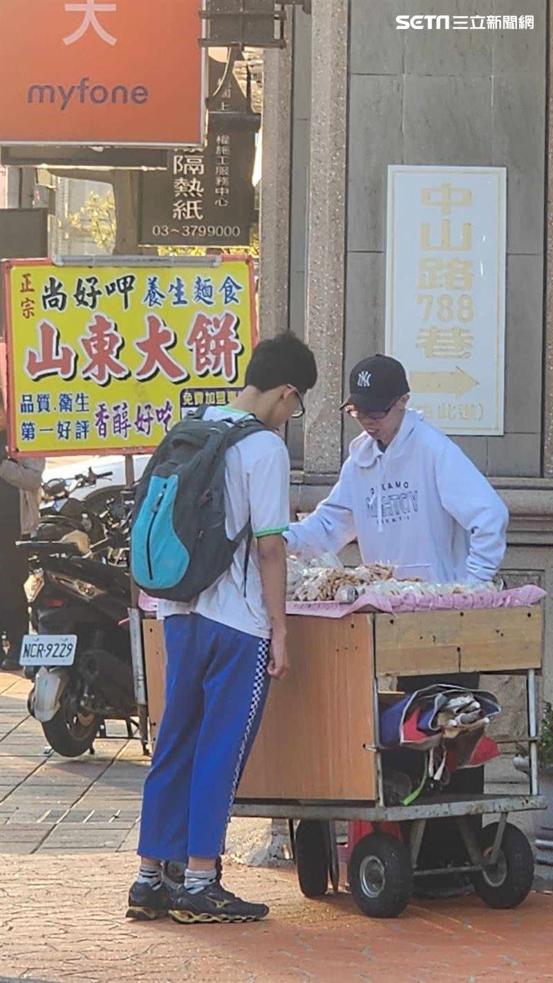 鄧佳華擺路邊攤賣大餅。（圖／鄧佳華提供）