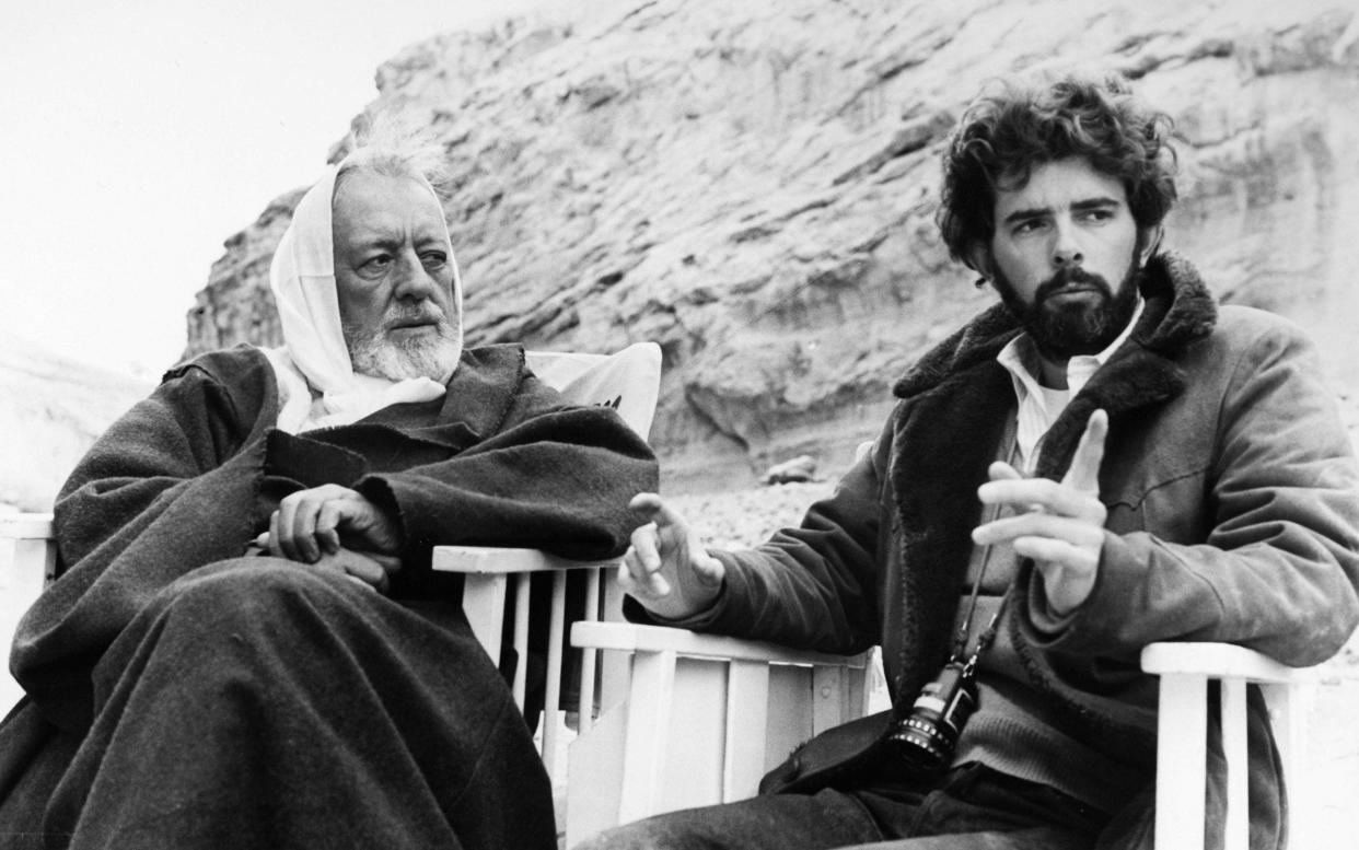 Unimpressed: Alec Guinness looks at George Lucas on the set of Star Wars in 1977 - Alamy