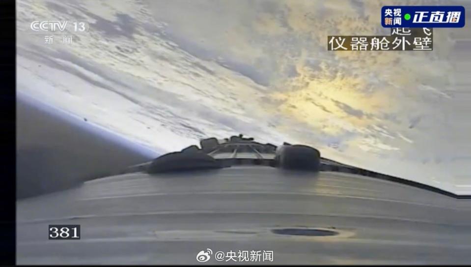 嫦娥六號傳回儀器艙外壁自拍照片。（圖／翻攝自微博@央視新聞）