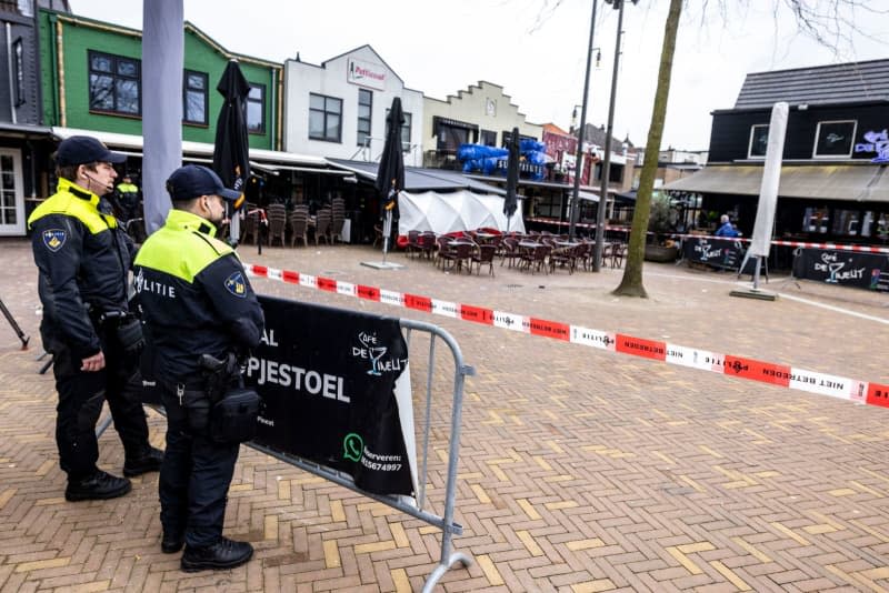 Police tape cordons off the area around the "Petticoat" cafe while evidence is secured inside the building. In a hostage-taking that ended without bloodshed, four people were threatened with knives by a perpetrator known to the police. Christoph Reichwein/dpa