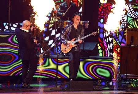 Carlos Santana performs "Oye Como Va" with Pitbull (L) at the 15th Annual Latin Grammy Awards in Las Vegas, Nevada November 20, 2014. REUTERS/Mike Blake