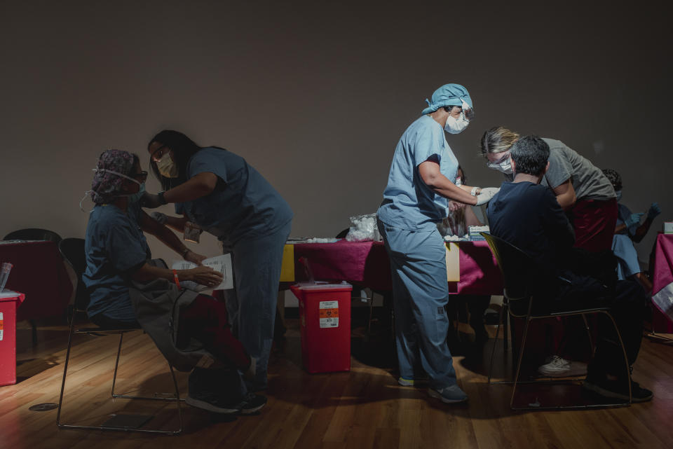 El personal del Hospital Universitario de Temple recibe la vacuna contra el coronavirus en Filadelfia, el 16 de diciembre de 2020. (Hannah Yoon/The New York Times)