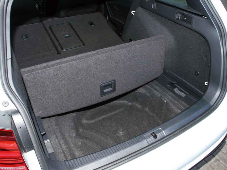 行李廂底板也能收摺作為隔板，內藏隱密空間。