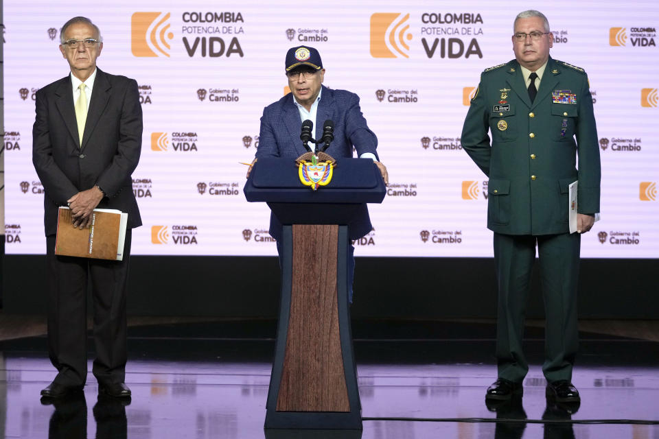 CORRECTS FIRST NAME OF GENERAL - Colombia's President Gustavo Petro speaks during a press conference flanked by Colombia's Defense Minister Ivan Velasquez, left, and Colombia's Armed Forces Commander, Gen. Helder Giraldo, at the Narino Presidential Palace in Bogota, Colombia, Tuesday, April 30, 2024. Petro said thousands of grenades and bullets have gone missing from army bases. (AP Photo/Fernando Vergara)