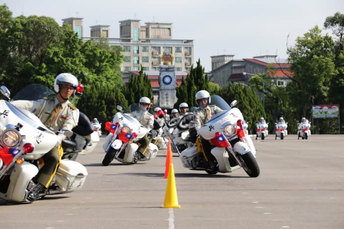 警衛排在訓練成果展示中，以同向「交錯障礙物閃避」展現絕佳默契。（軍聞社記者周力行攝）