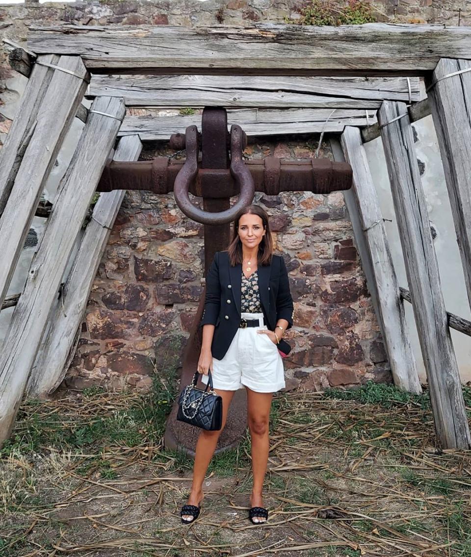 La intérprete de 43 años ha combinado el blazer con una blusa floral de Mango, shorts de Stradivarius, cinturón de Gucci, bolso de Chanel y sandalias de Lefties. (Foto: Instagram / <a href="https://www.instagram.com/p/CEhXK4gqKxD/" rel="nofollow noopener" target="_blank" data-ylk="slk:@pau_eche;elm:context_link;itc:0;sec:content-canvas" class="link ">@pau_eche</a>)