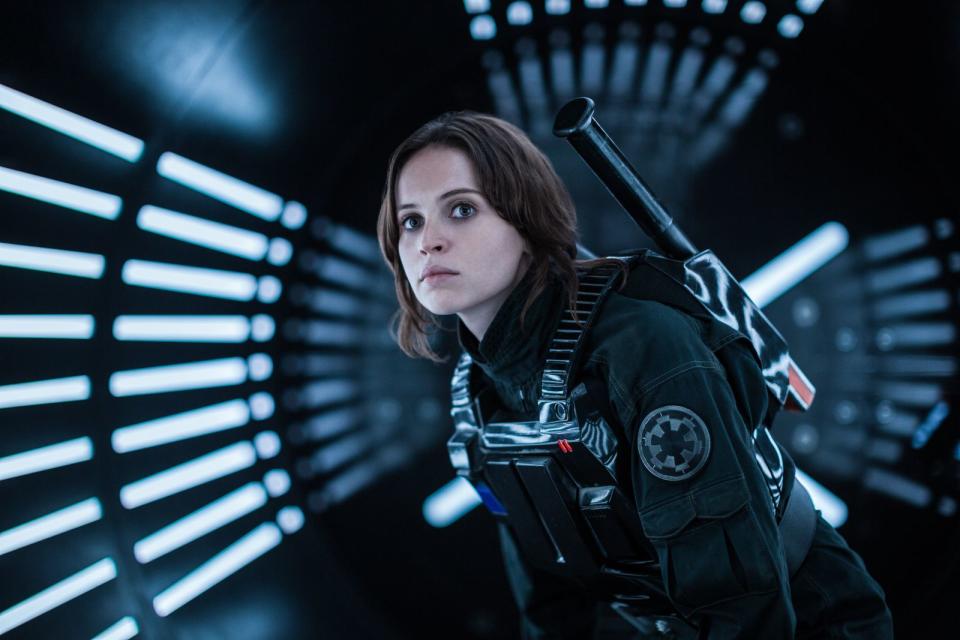 Auch in einer weit, weit entfernten Galaxis entdeckt man die Weiblichkeit neu: Jyn Erso (Felicity Jones), Heldin des "Star Wars"-Ablegers "Rogue One", nahm es mit dem Imperium, der dunklen Seite der Macht und der größten Waffe der Galaxie auf - dem Todesstern! Ohne ihre Vorarbeit wären Luke Skywalker und die Rebellion in "Episode IV" glatt gescheitert. Und sie ist nicht die einzige starke Frau im "Star Wars"-Universum. (Bild: 2015 Lucasfilm Ltd. / Jonathan Olley)