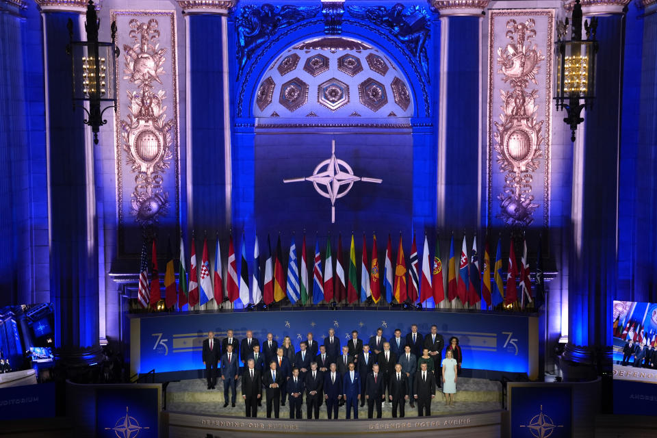 El presidente de Estados Unidos Joe Biden, al centro en la primera fila, posa junto a otros dignatarios antes de su discurso inaugural en el 75to aniversario de la OTAN, el martes 9 de julio de 2024, en Washington. (AP Foto/Evan Vucci)