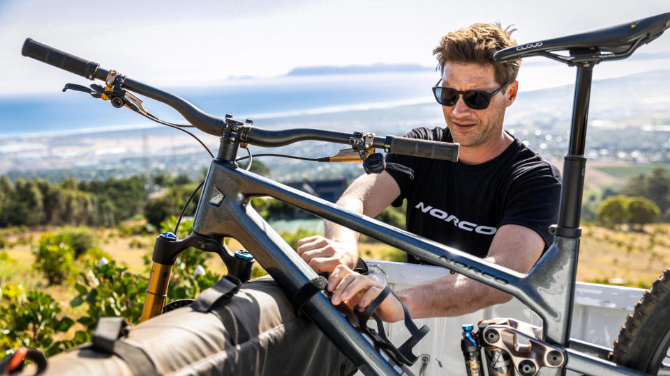 Greg Minnaar unloading his bike from the back of a pick up truck