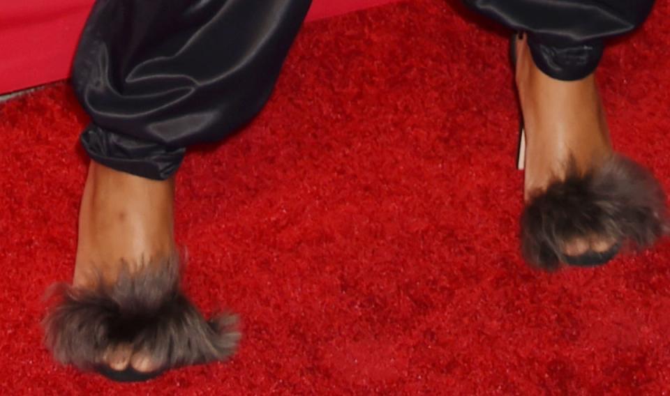 keke palmer, faux fur sandals, red carpet, keke palmer shoe style