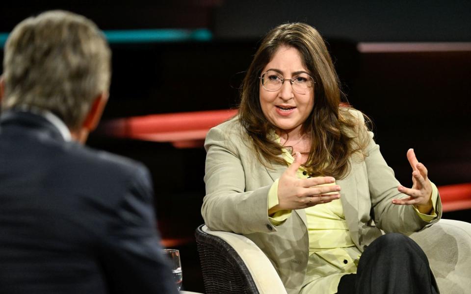 Im Gespräch mit Markus Lanz bewertete Schriftstellerin Deborah Feldman die mögliche Parteigründung von Sahra Wagenknecht als positiv. (Bild: ZDF / Markus Hertrich)