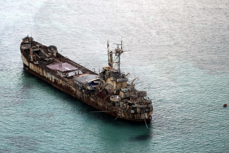 <cite>孤立無援的「馬德雷山號登陸艦」運輸船正作為菲律賓的軍事前哨。（AP）</cite>