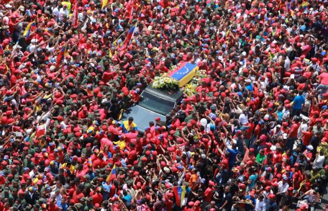 A 10 años de su muerte: el culto de semidiós a Chávez se apaga y es reemplazado por Maduro