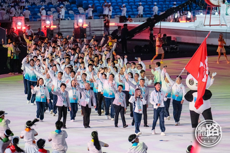 香港代表團由黃澤林持旗