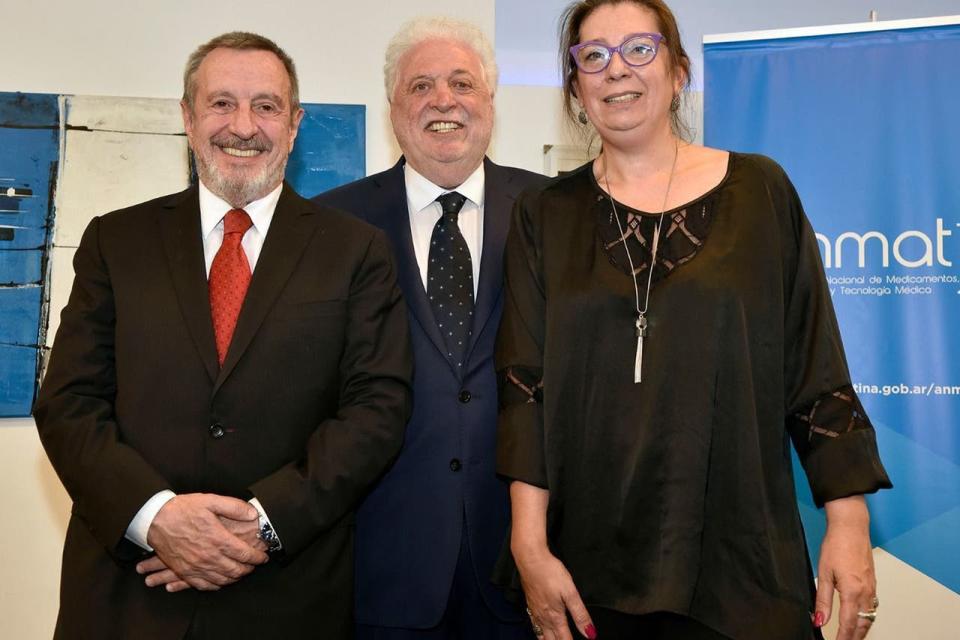 Limeres junto al ministro Ginés González García y a su segunda en Anmat, Valeria Garay