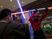 Den Cosplayern wurde in Taipeh einiges geboten: So gab es ein Duell mit Lichtschwertern und in einem Einkaufszentrum eine Riesenkugel, die dem Todesstern der Filmreihe nachgebildet war. (Bild-Copyright: Tyrone Siu/Reuters)